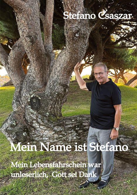 Stefano Csaszar, "Mein Name ist Stefano", "Mein Lebensfahrschein war unleserlich, Gott sei Dank". Mann lehnt an Baum.