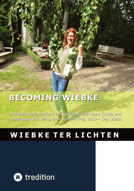 BECOMING WIEBKE, Tagebuch über trans Themen. Person in einem Garten, umgeben von Bäumen, lächelnd.