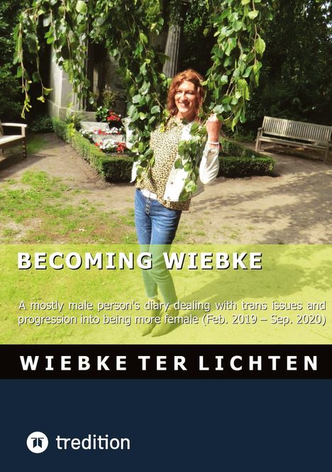„BECOMING WIEBKE“, Tagebuch über trans Themen. Frau lächelt im Garten, umgeben von Bäumen, trägt Jeans und gepunktete Bluse.