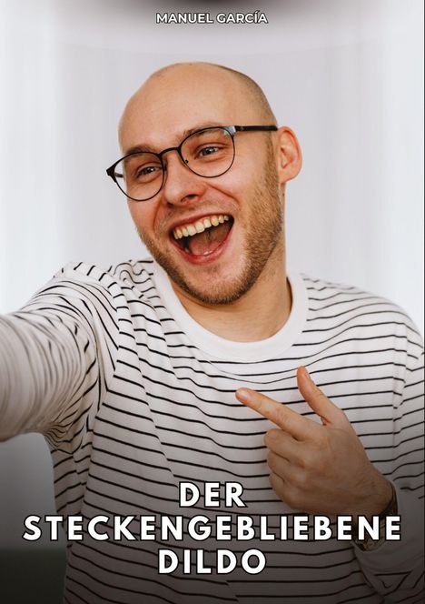 MANUEL GARCÍA, DER STECKENGEBLIEBENE DILDO. Ein lachender Mann mit Brille in gestreiftem Shirt zeigt mit einem Finger.