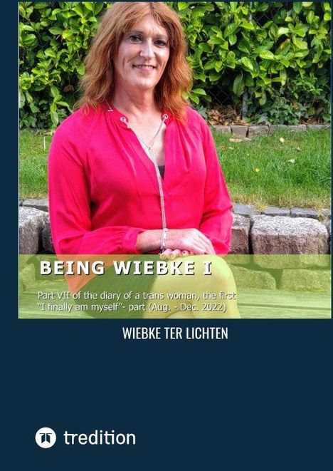 BEING WIEBKE I. Tagebuch einer trans Frau. Teil VII. WIEBKE TER LICHTEN. Titelbild: Person in rotem Hemd vor Hecke.