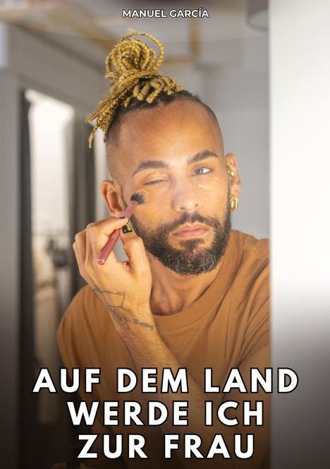 MANUEL GARCÍA. Auf dem Land werde ich zur Frau. Person schminkt sich, trägt beigen Pullover und hat goldene Ohrringe.