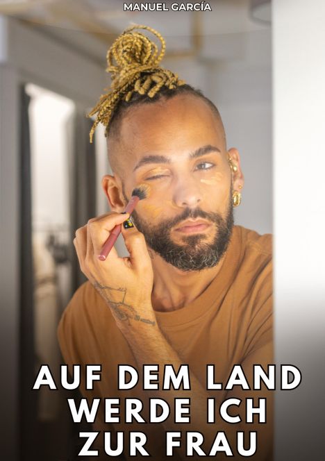 Text: "AUF DEM LAND WERDE ICH ZUR FRAU". Person trägt Make-up auf. Blond geflochtenes Haar, Bart und Ohrringe.