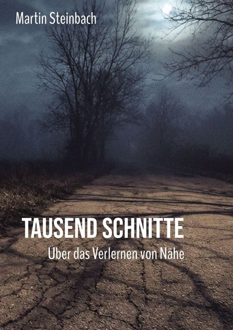 "Tausend Schnitte: Über das Verlernen von Nähe" von Martin Steinbach. Dunkler Weg, kahle Bäume, Mondschein.