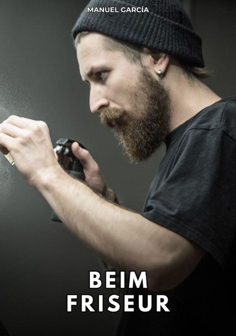 Text: "BEIM FRISEUR" unten und "MANUEL GARCÍA" oben. Ein Mann mit Bart und Mütze konzentriert sich auf Haarschneiden.