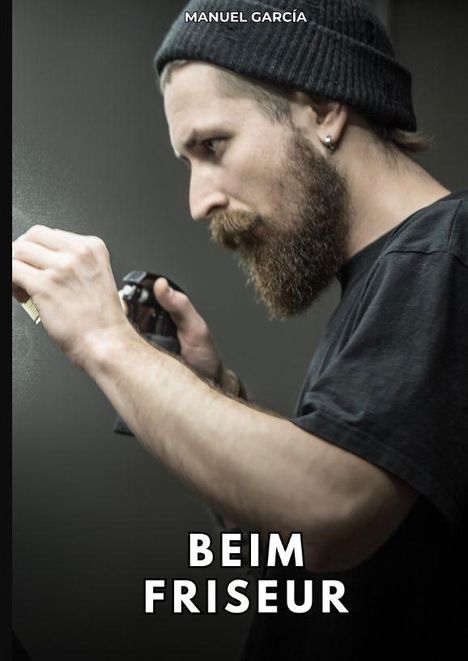 Text: "MANUEL GARCÍA", "BEIM FRISEUR". Ein Mann mit Bart und Mütze arbeitet konzentriert mit Friseurutensilien.