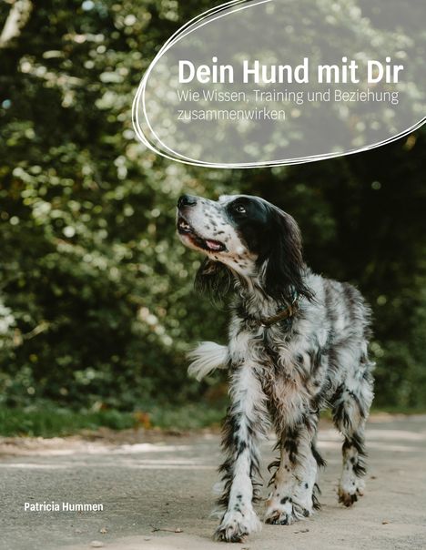 "Dein Hund mit Dir. Wie Wissen, Training und Beziehung zusammenwirken." Ein Hund läuft auf einem Weg, Bäume im Hintergrund.