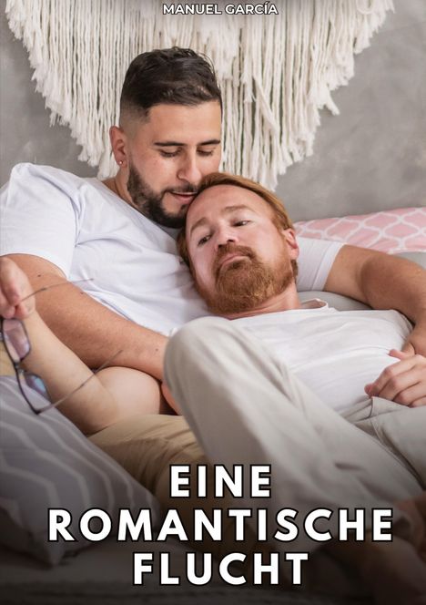 "Eine romantische Flucht" oben "Manuel García". Zwei Männer liegen entspannt zusammen, im Hintergrund ein Wandbehang.