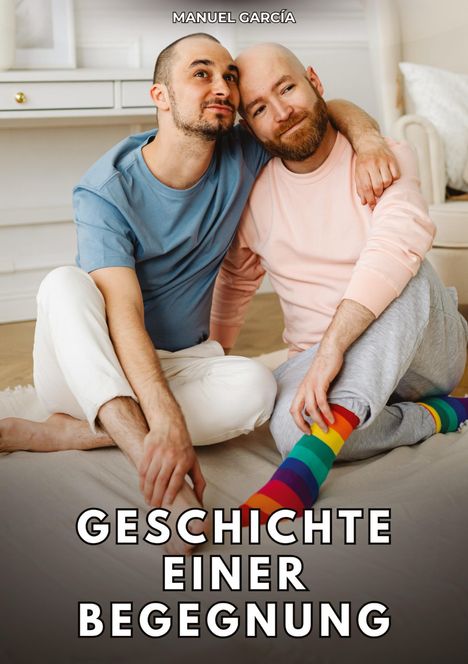 "GESCHICHTE EINER BEGEGNUNG" steht in großen Buchstaben. Zwei Männer sitzen eng umarmt auf dem Boden, einer trägt Regenbogensocken.