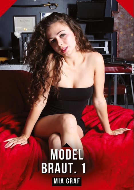 "MODEL BRAUT. 1 MIA GRAF" in Weiß auf rotem Hintergrund. Frau in schwarzem Kleid sitzt auf rotem Tuch.