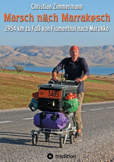 Christian Zimmermann, Marsch nach Marrakesch, 2954 km zu Fuß von Flumenthal nach Marokko. Mann schiebt beladenen Wagen.
