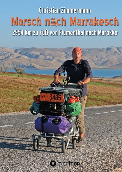 Ein Mann mit einem vollgepackten Einkaufswagen auf einer Straße, umgeben von einer weiten Hügellandschaft.