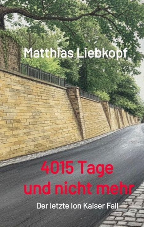 Text: "Matthias Liebkopf. 4015 Tage und nicht mehr. Der letzte Ion Kaiser Fall." Illustration: Ein Weg entlang einer hohen Steinmauer mit Bäumen.