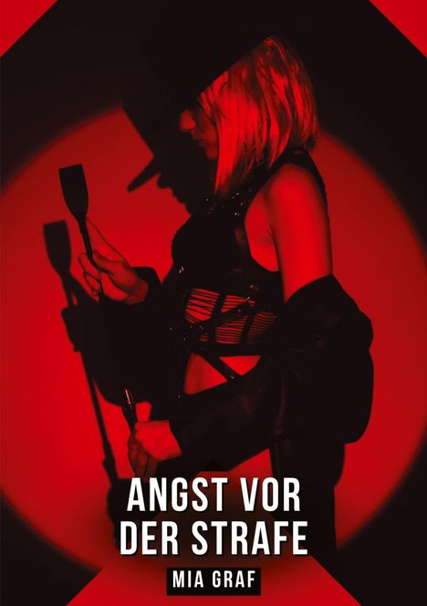 „Angst vor der Strafe“ von Mia Graf. Eine rot beleuchtete Frau in sinnlicher Kleidung mit Hut und Reitgerte.