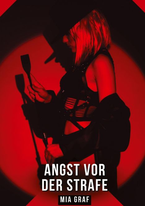 "Angst vor der Strafe" und "Mia Graf". Eine Frau in rotem Licht hält eine Reitgerte, Schatten im Hintergrund.