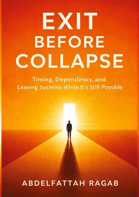 "EXIT BEFORE COLLAPSE" in Weiß über Orange, Mann steht vor heller Tür. "ABDELFATTAH RAGAB" unten.