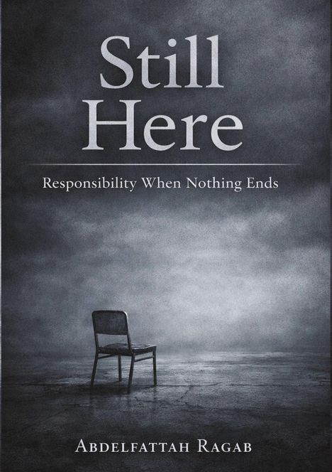 „Still Here“, „Responsibility When Nothing Ends“, „Abdelfattah Ragab“. Ein einzelner Stuhl in einem leeren, nebligen Raum.