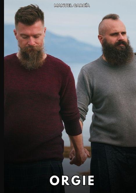 Manuel García. ORGIE. Zwei bärtige Männer halten sich an den Händen, einer trägt einen roten, der andere einen grauen Pullover.