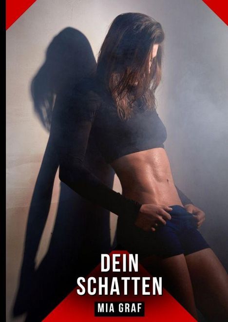 "DEIN SCHATTEN, MIA GRAF." Frau mit bauchfreiem Top, im Hintergrund Schatten und Nebel. Oben roter Rand.