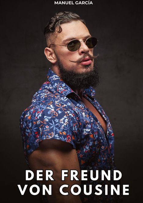 „MANUEL GARCÍA“ oben, „DER FREUND VON COUSINE“ unten. Ein Mann in einem bunten Hemd mit Bart und Sonnenbrille.