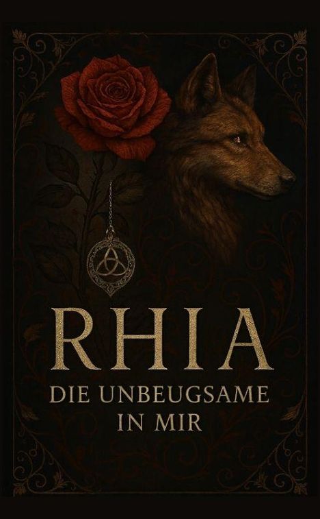 "RHIA DIE UNBEUGSAME IN MIR" steht neben einer Rose und einem Wolfskopf, darunter ein kreisförmiges Schmuckstück.