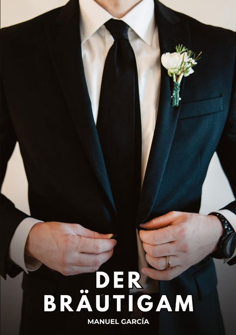 "DER BRÄUTIGAM" und "MANUEL GARCÍA" in Weiß. Ein Mann im Anzug mit Blume am Revers, der sein Jacket zuknöpft.