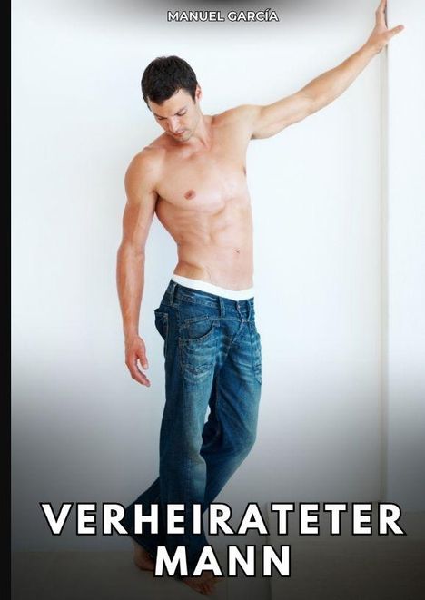 Text oben: "MANUEL GARCÍA". Unten: "VERHEIRATETER MANN". Ein Mann, der oben ohne ist und eine Jeans trägt, lehnt an einer Wand.