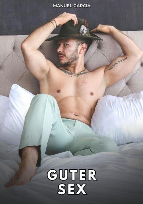 MANUEL GARCÍA oben, GUTER SEX unten. Ein Mann mit Hut liegt entspannt oberkörperfrei auf einem Bett.