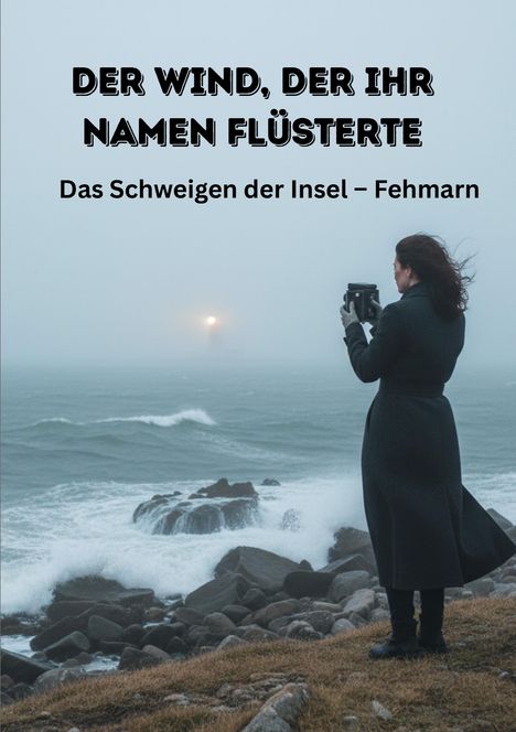 Ein Leuchtturm im Nebel. Eine Frau mit Kamera steht auf einem felsigen Ufer mit rauer See.