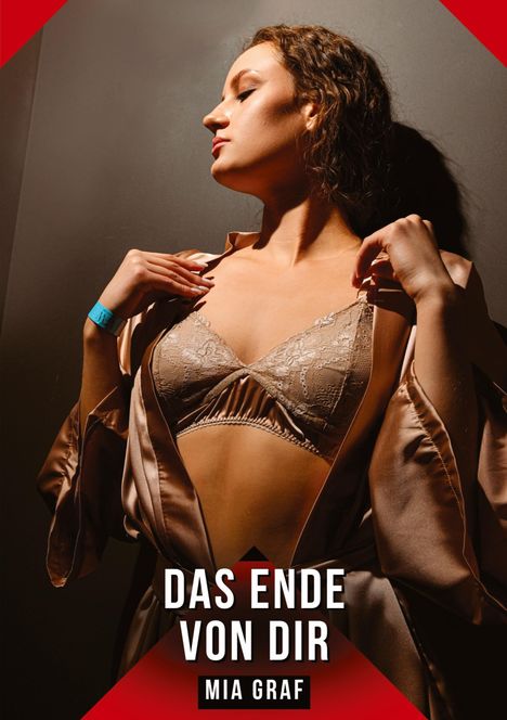 "Das Ende von dir" von Mia Graf. Frau in Unterwäsche und Seidenmantel, steht seitlich, Lichteinfall von oben.