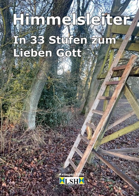 „Himmelsleiter: In 33 Stufen zum Lieben Gott.“ Eine Holzleiter an einem Hochsitz im winterlichen Wald. Logo unten.
