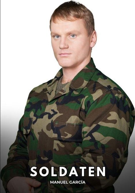 "SOLDATEN MANUEL GARCÍA." Ein Mann in Tarnkleidung schaut ernsthaft in die Kamera.