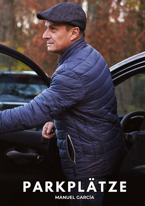 „PARKPLÄTZE“ von Manuel García steht unten. Ein Mann in blauer Jacke und Mütze öffnet eine Autotür.