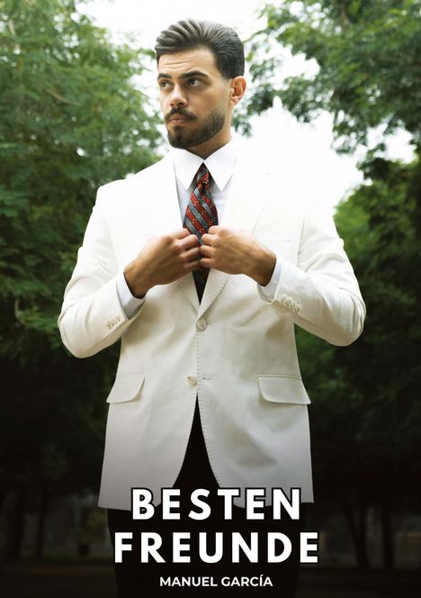 BESTEN FREUNDE, MANUEL GARCÍA. Ein Mann im weißen Anzug, bindet seine Krawatte, Hintergrund Bäume.