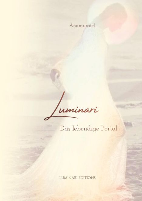 Anamuraiel, Luminari: Das lebendige Portal. Weiche Farben, eine Person in einem langen, fließenden Gewand am Strand.
