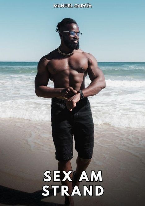 Oben steht "MANUEL GARCÍA". Unten "SEX AM STRAND". Ein muskulöser Mann am Meer mit Sonnenbrille und Kette.