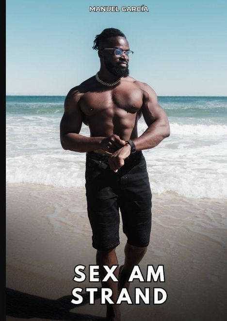 Text: Oben "MANUEL GARCÍA", unten "SEX AM STRAND". Ein muskulöser Mann mit Sonnenbrille steht am Meer.
