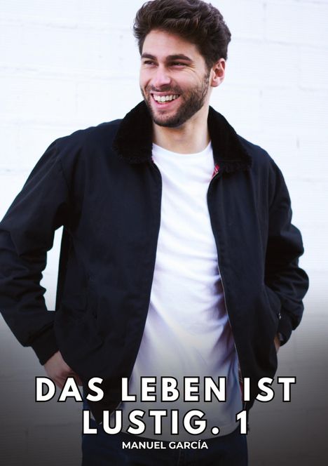 "DAS LEBEN IST LUSTIG. 1" und "MANUEL GARCÍA" vor lächelndem Mann in schwarzer Jacke, weißem T-Shirt, mit Händen in den Taschen.