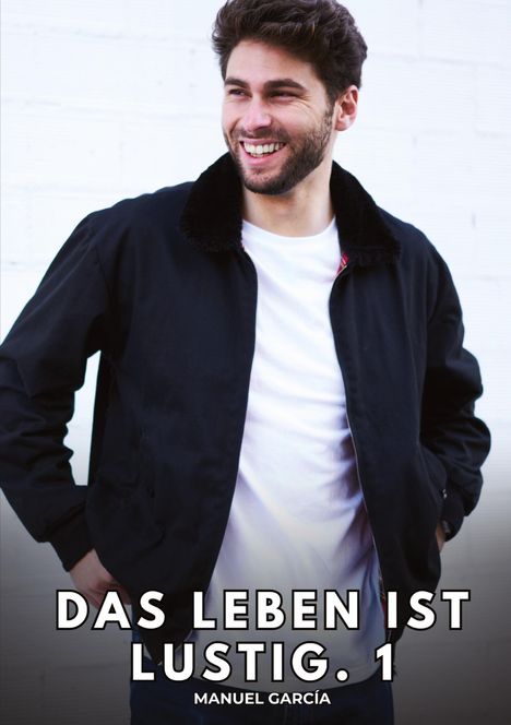 „DAS LEBEN IST LUSTIG. 1. MANUEL GARCÍA“. Lächelnder Mann in dunkler Jacke und weißem T-Shirt, Hände in den Hosentaschen.