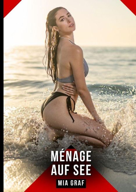 „Ménage auf See, Mia Graf“. Eine Frau in einem gestreiften Bikini sitzt im Wasser, mit nassen Haaren und seitlichem Blick.