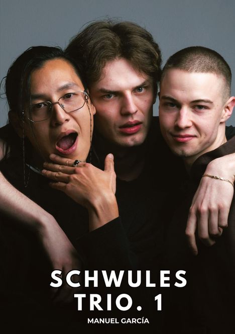 SCHWULES TRIO. 1, MANUEL GARCÍA. Drei Männer, die eng beieinander stehen, lachen und entspannt wirken.