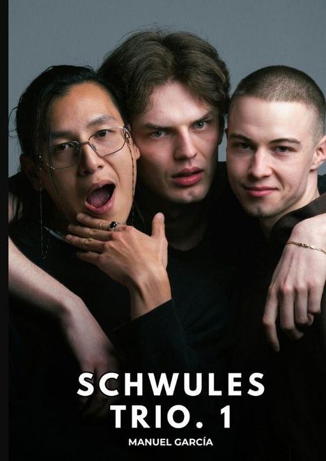 Text: „SCHWULES TRIO. 1 MANUEL GARCÍA“. Drei Männer in enger Umarmung, lächeln und schauen in die Kamera.