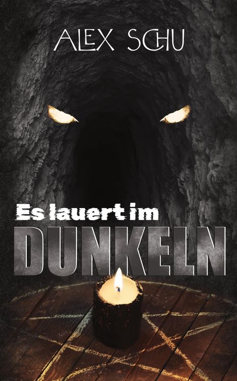 Text: "Es lauert im DUNKELN" und "ALEX SCHU". Dunkle Höhle, weiße Augen, brennende schwarze Kerze auf pentagrammähnlichem Symbol.