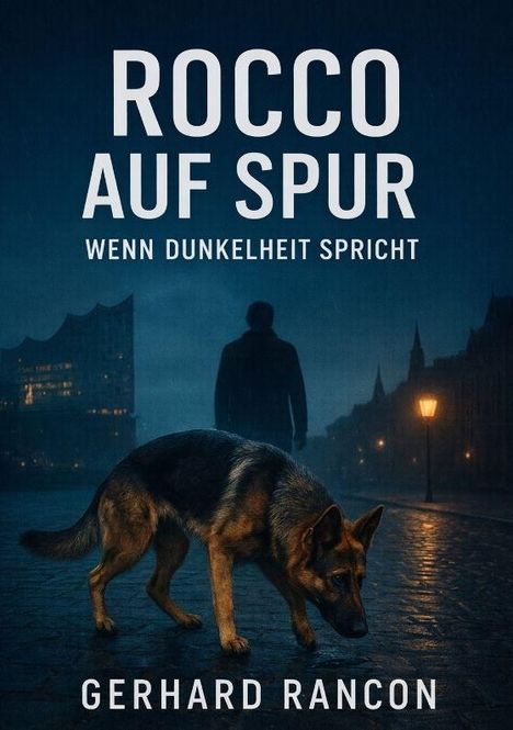"ROCCO AUF SPUR - WENN DUNKELHEIT SPRICHT" von Gerhard Rancon. Ein Hund auf Kopfsteinpflaster, Silhouette eines Mannes im Hintergrund.