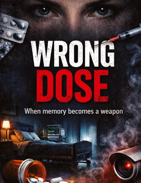 Die Wörter "WRONG DOSE" und "When memory becomes a weapon" sind zentral. Oben Augen, unten Krankenhausbett, Pillen, Kamera.