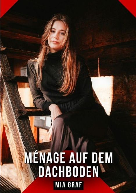 „MÉNAGE AUF DEM DACHBODEN“ und „MIA GRAF“. Eine Frau in schwarzer Kleidung sitzt auf einer Holztreppe, beleuchtet von Sonnenlicht.