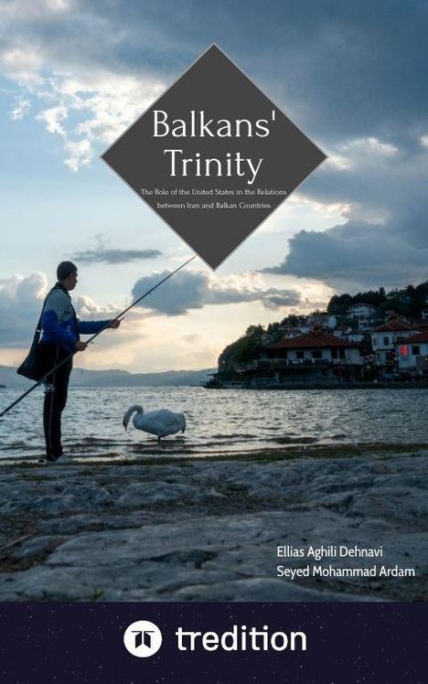 "Balkans' Trinity" steht im Zentrum. Ein Angler und ein Schwan am Ufer vor einer Dorfkulisse bei bewölktem Himmel.