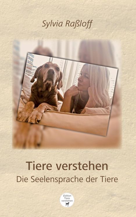 "Tiere verstehen. Die Seelensprache der Tiere" von Sylvia Raßloff. Foto einer Frau mit einem Hund auf einem Sofa.