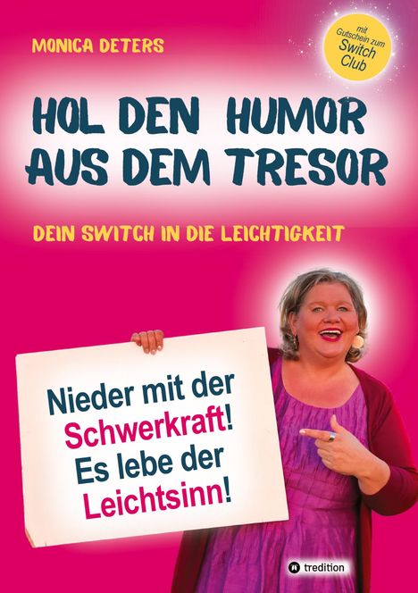"Hol den Humor aus dem Tresor. Nieder mit der Schwerkraft! Es lebe der Leichtsinn!" Frau hält Schild.