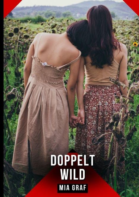 "Doppelt Wild, Mia Graf" ist unten in großen, weißen Buchstaben auf einem roten Rahmen geschrieben. Zwei Frauen stehen in einem vertrockneten Sonnenblumenfeld, Hand in Hand.